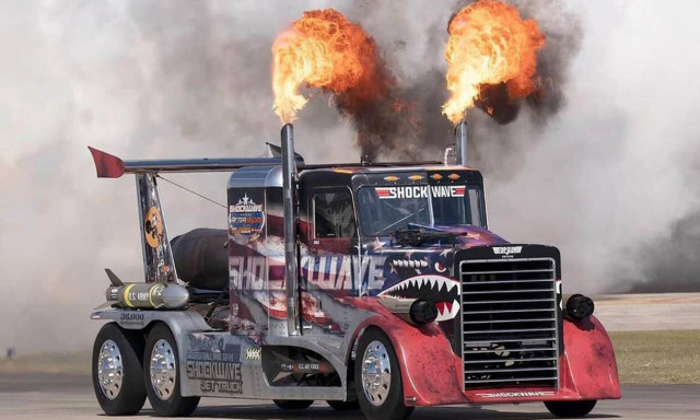 «Απογειώθηκε» ο άνθρωπος με τον ταχύτερο τράκτορα στον κόσμο!