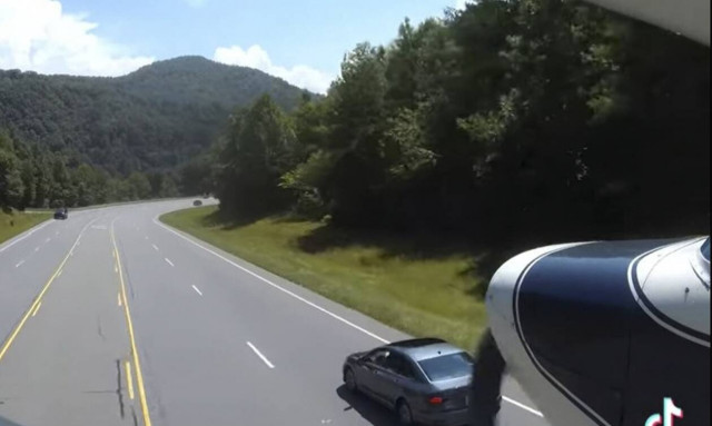 Απίστευτη προσγείωση αεροπλάνου σε αυτοκινητόδρομο