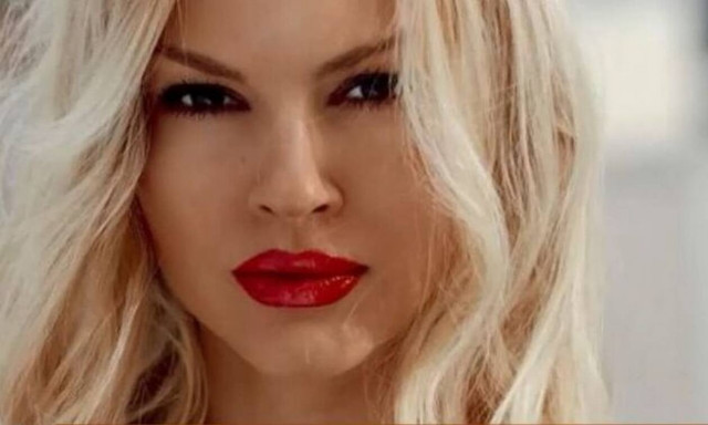 Βίκυ Κάβουρα: Έβαλε «φωτιά» στην παραλία με το τσιφτετέλι και το «καυτό» μπικίνι της