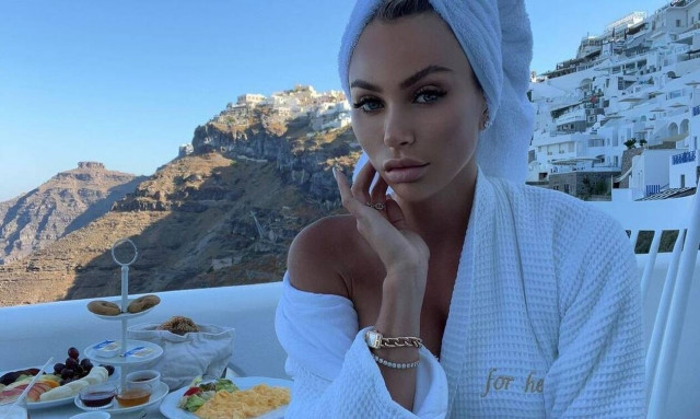 Μύκονος: Διάσημο μοντέλο του Playboy «αναστάτωσε» το νησί των Ανέμων