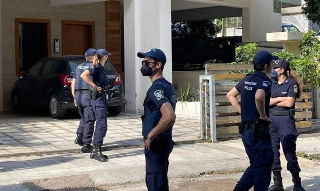 Ένταση για το σπίτι συνεργάτιδας του Μίκη Θεοδωράκη: Δικαστικός κλητήρας για την κατάσχεσή του