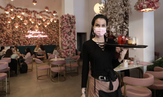 Εξαδάκτυλος: Κανείς δεν είπε «βγάλτε τις μάσκες, δεν υπάρχει πρόβλημα» με τον κορονοϊό