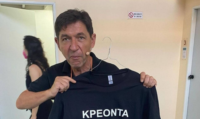 Γεράσιμος Σκιαδαρέσης: Βρίζει τον ρόλο που υποδύθηκε μέσα από ένα μπλουζάκι – Έντονες αντιδράσεις