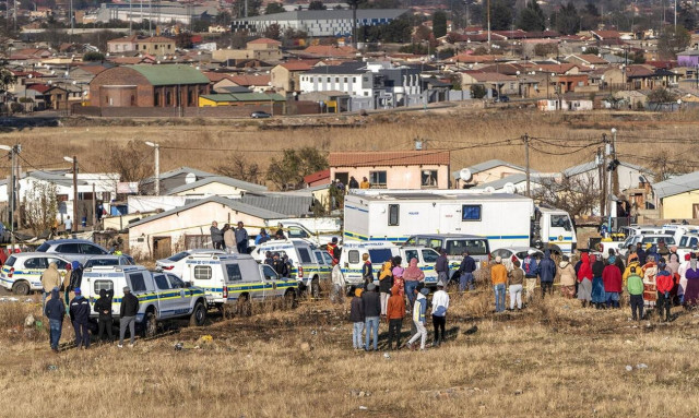 Νότια Αφρική: Ανθρωποκυνηγητό για τους δράστες της πολύνεκρης επίθεσης σε μπαρ του Σοβέτο