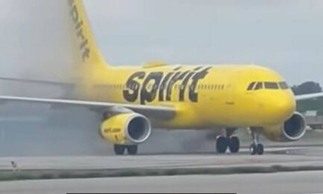 Αναστάτωση για επιβάτες αεροπλάνου: Τα φρένα πήραν φωτιά κατά την προσγείωση (vid)