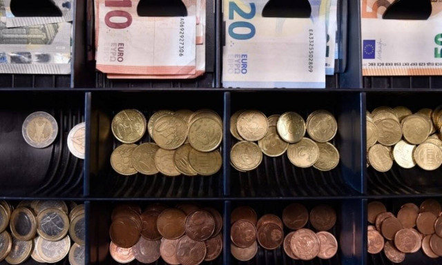 Κίνδυνοι και κέρδη από το αδύναμο ευρώ – Οι προκλήσεις για την Ελλάδα