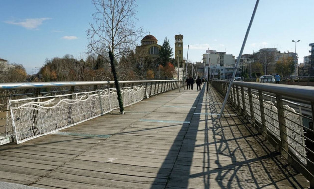 Θρίλερ στη Λάρισα: Γυναίκα έπεσε από την πεζογέφυρα του Αλκαζάρ στον Πηνειό