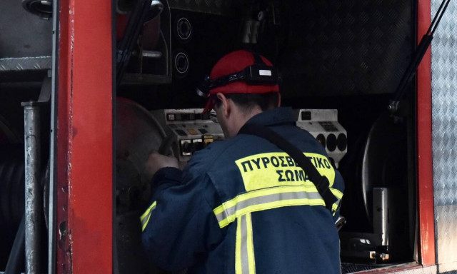 Παρανάλωμα του πυρός αυτοκίνητο στη μέση του δρόμου στην Αθηνών-Λαμίας