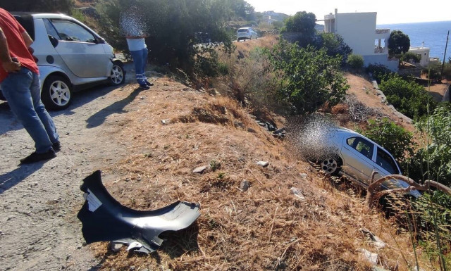 Σύρος: Σταμάτησαν να δουν τη θέα κι έπεσαν στον γκρεμό (pics)