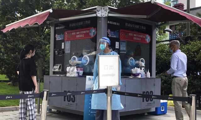 Σανγκάη: Φόβοι για νέο lockdown - Εκατομμύρια πολίτες στην ουρά για τεστ, εν μέσω καύσωνα