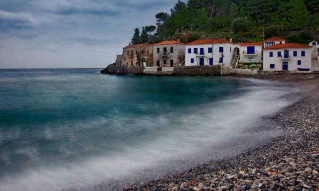 Κυπαρίσσι: Το χωριό του Μοριά που σε κάνει να νομίζεις ότι είσαι σε νησί