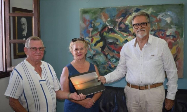 Τουρίστες για… φίλημα επισκέπτονται εδώ και 41 χρόνια τον Άγιο Νικόλαο!