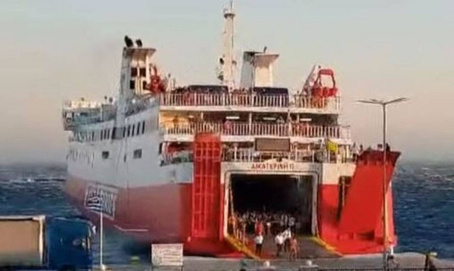 Τήνος: «Μάχη» πλοίου με τα κύματα και τους ανέμους για να «δέσει» στο λιμάνι (vid)