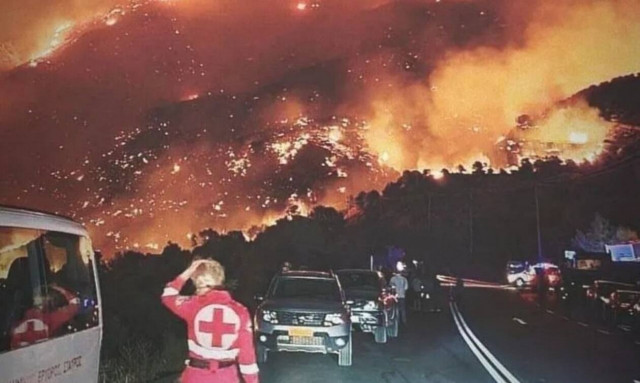 Φωτιά στο Ρέθυμνο: Δύσκολη νύχτα, εντολή για εκκένωση έξι οικισμών