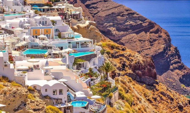 Τουρισμός υψηλών προδιαγραφών: Οι τιμές για βίλες με πισίνα σε Μύκονο και Σαντορίνη στο Newsbomb.gr