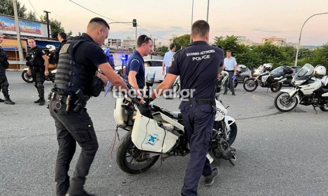 Θεσσαλονίκη: 75χρονος οδηγός εμβόλισε αστυνομικό της ομάδας «Ζ» (video)