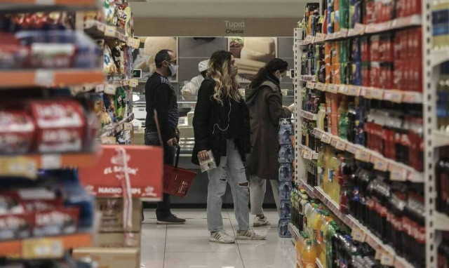 Προσφορές, εκπτώσεις και ψηφιακές αγορές – Πώς ψωνίζουν οι Έλληνες, τι δείχνει νέα έρευνα