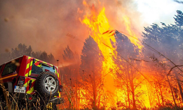 Ο καύσωνας «λιώνει» την Μεσόγειο: Μάχη με τις αβυσσαλέες φλόγες σε Γαλλία, Ισπανία και Πορτογαλία