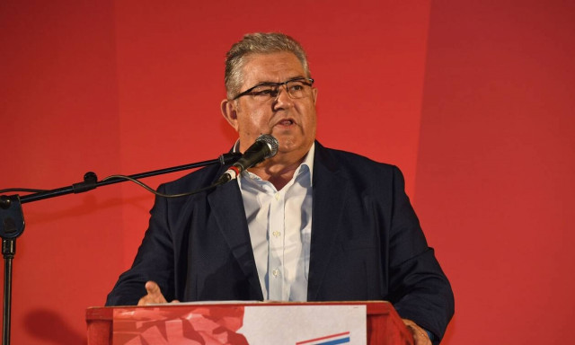 Δημήτρης Κουτσούμπας: Το βαρύ ζεϊμπέκικο του γενικού γραμματέα του ΚΚΕ - Χόρεψε «Της γερακίνας γιος»