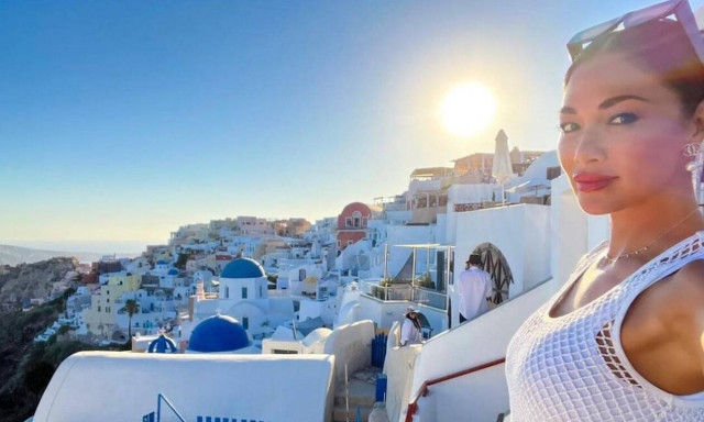 Νικόλ Σέρζινγκερ: Στη Σαντορίνη η τραγουδίστρια των «Pussycat Dolls» - Οι αναρτήσεις στο Instagram