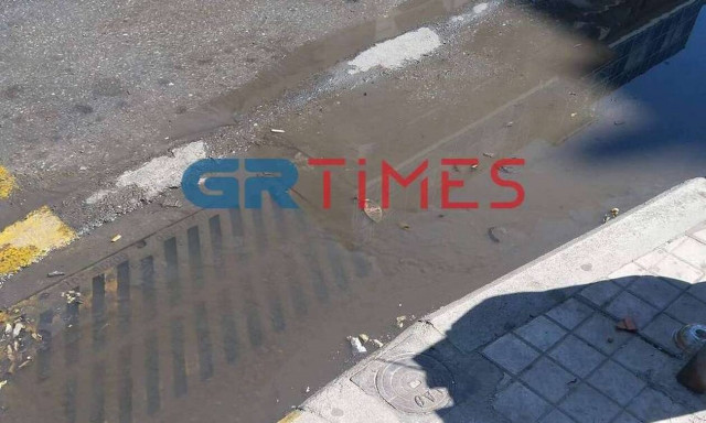 Θεσσαλονίκη: Βλάβη σε αγωγό αποχέτευσης της ΕΥΑΘ στο κέντρο της πόλης - Έντονη η δυσοσμία
