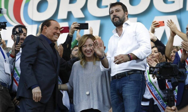 Ιταλία - Βαθιά πολιτική κρίση: Ανακοίνωση με «καρφιά» Μπερλουσκόνι - Σαλβίνι κατά των «πεντάστερων»