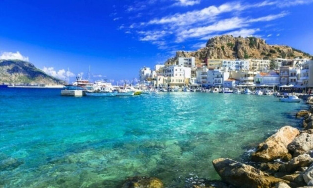 Δωμάτια με λιγότερα από 50 ευρώ τον Αύγουστο: Το ελληνικό νησί που αντιστέκεται