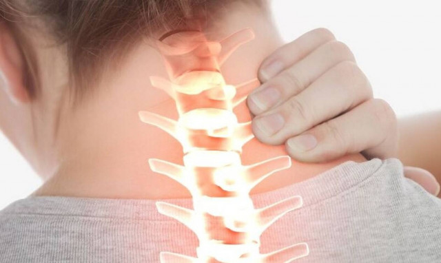 Ευθειασμός στον αυχένα: Tι είναι και τι μπορώ να κάνω γιια αυτό;