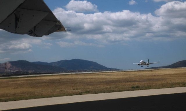 Φωτιά στο Κορωπί: Οριοθετήθηκε η πυρκαγιά - Πρόβλημα με τις πτήσεις στο «Ελ. Βενιζέλος»