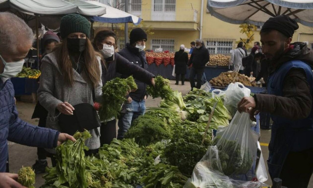 «Βουλιάζει» η τουρκική οικονομία - Πατάτες και κρεμμύδια σε τιμή... χρυσού!