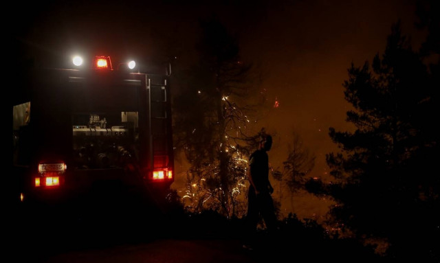 Φωτιά Ρέθυμνο: Μάχη με τα «καντηλάκια» και τους θυελλώδεις ανέμους - Δύσκολη νύχτα στα Σακτούρια 