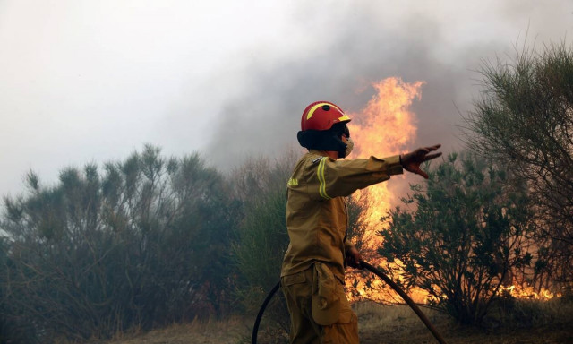 Φωτιά στην Πεντέλη: Ποιοι δρόμοι είναι κλειστοί λόγω της πυρκαγιάς
