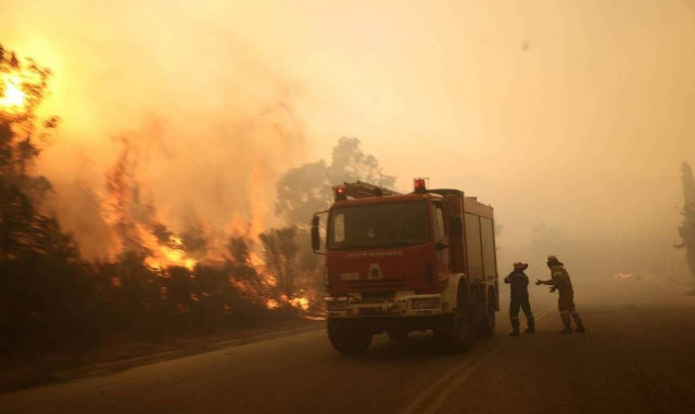 Φωτιά στην Πεντέλη: Στο πύρινο μέτωπο δυνάμεις της ΓΑΔΑ