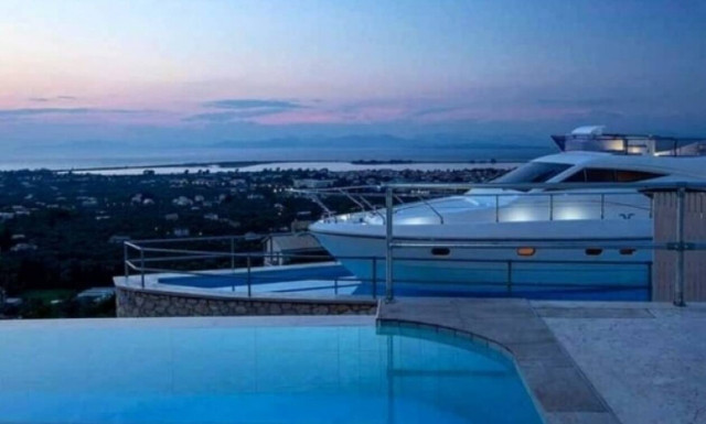 Σκάφος στο βουνό: Στη Λευκάδα νοικιάζεται το πιο περίεργο κατάλυμα του καλοκαιριού