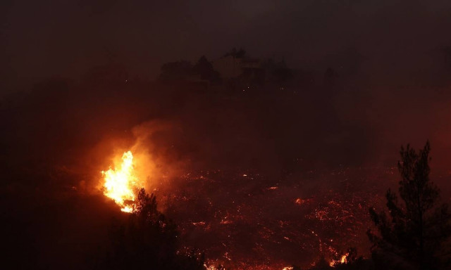 Φωτιά στην Πεντέλη: Νύχτα αγωνίας - Μήνυμα από το 112 για εκκένωση της Πεντέλης προς Βριλήσσια