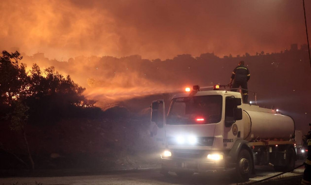 Φωτιά στην Πεντέλη: Έτοιμος να συνδράμει και ο στρατός με 150 κομάντος
