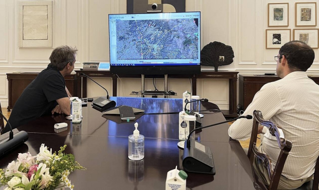 Έκτακτη τηλεδιάσκεψη Μητσοτάκη με το Κέντρο Επιχειρήσεων για τις φωτιές σε Πεντέλη και Αρκαδία