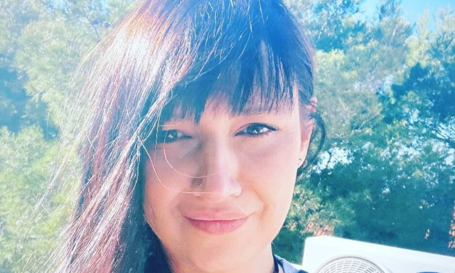 Φωτιά στην Πεντέλη: Εγκατέλειψε το σπίτι της η Αθηναΐς Νέγκα – Το δημόσιο μήνυμά της