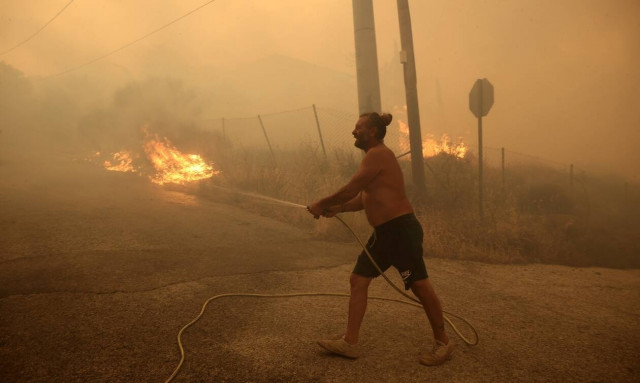 Φωτιά στην Πεντέλη: Εντολή για εκκένωση στην Ανθούσα από το 112