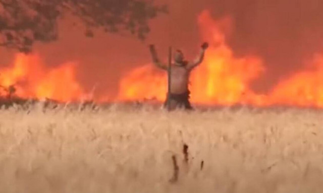 Ισπανία: Η στιγμή που ένας άνδρας γλιτώνει στο «παρά πέντε» από την πυρκαγιά