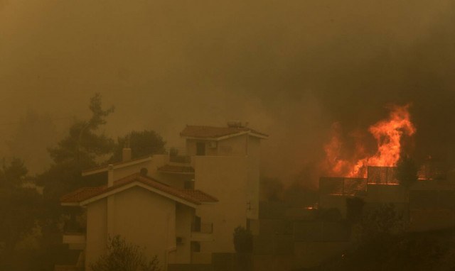 Φωτιά στην Πεντέλη: Νέο μήνυμα του 112 - «Εκκενώστε Διώνη και Δασαμάρι προς Παλλήνη»
