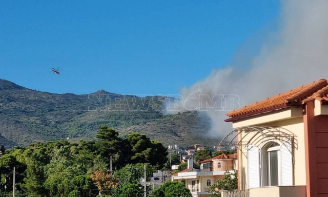 Φωτιά στην Πεντέλη: Συγκλονιστικό βίντεο – «Μάχη» με τους ισχυρούς ανέμους δίνουν τα ελικόπτερα