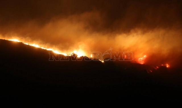 Φωτιά στην Πεντέλη: Καίγονται σπίτια στην Παλαιά Πεντέλη