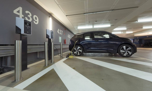 Ένα από τα μεγαλύτερα κέντρα φόρτισης ηλεκτρικών οχημάτων ανοίγει στο πάρκινγκ του Μεγάρου