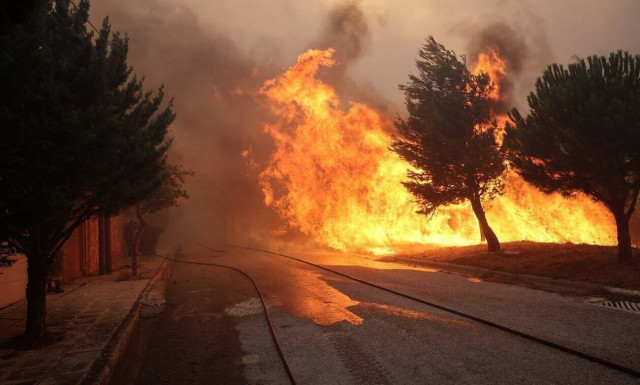 Φωτιά στην Παλλήνη: Πληροφορίες για δυο τραυματίες με εγκαύματα