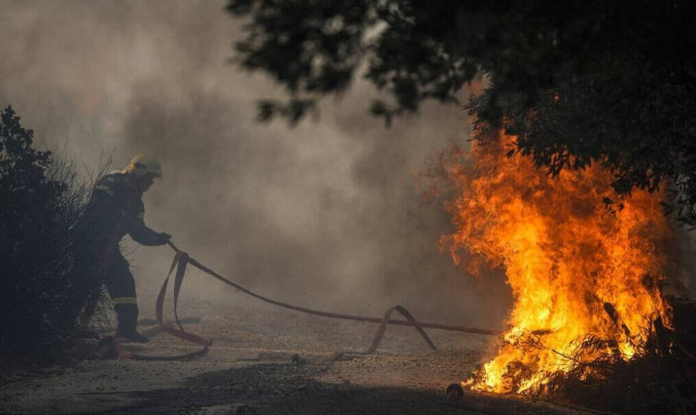 Κάτοικος Πικερμίου: «Η φωτιά βρίσκεται στην πλάτη μας – Δαιμονισμένος ο άνεμος»