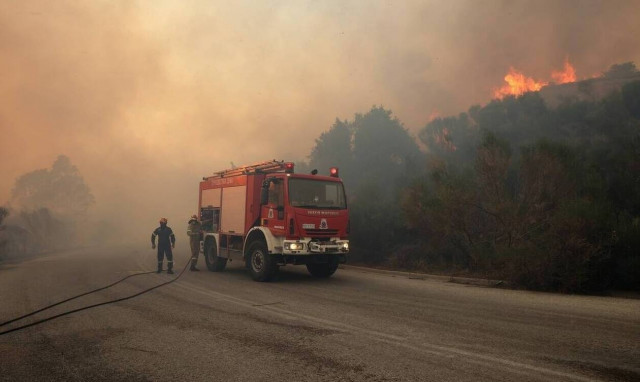 Λέκκας για την φωτιά στην Πεντέλη: Πάνω από 35 θέσεις πυρκαγιάς μετρήθηκαν το βράδυ