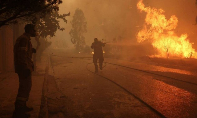 ΕΚΑΒ: Σε νοσοκομεία 34 άτομα από τις πυρόπληκτες περιοχές - Πρώτες βοήθειες σε άλλα 17