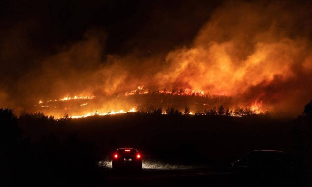 Φωτιά στην Πεντέλη: Οι συγκλονιστικές φωτογραφίες από την κόλαση φωτιάς