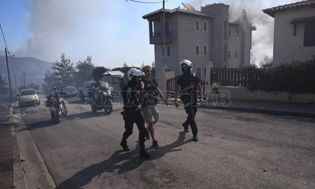 Φωτιά στην Πεντέλη: Οι κάτοικοι αρνούνται να φύγουν από τα σπίτια τους – Συγκλονιστικές μαρτυρίες